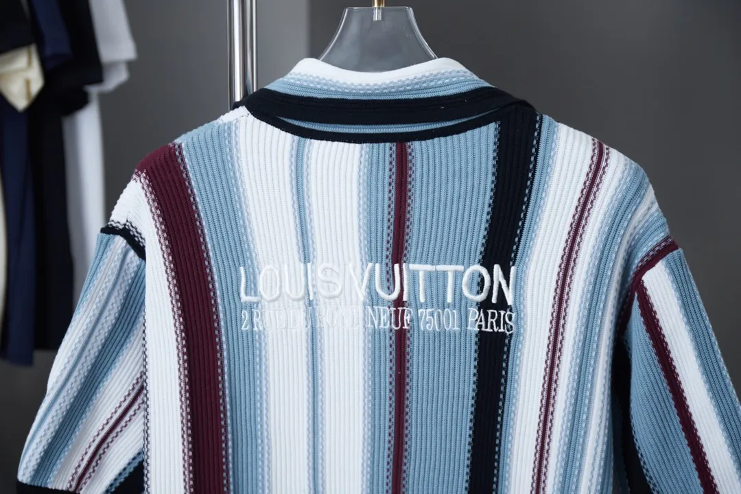 🅿️300 Lujia 25ss new cotton short-sleeved shirt has a loose and breathable silhouette with vertical crochet stripes and Yingze embroidered logos on the front and back. The pearlescent buttons on the front highlight the elegant details, and can be paired with matching shorts to create a cruise look. Size: S.M.L.XL.